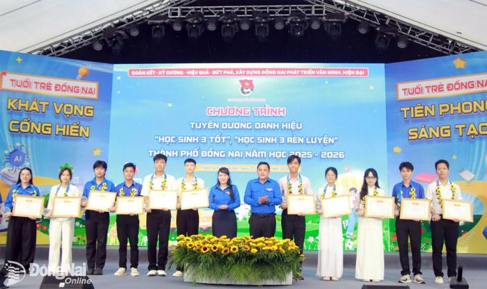 Đại biểu chụp ảnh lưu niệm với các cá nhân đạt danh hiệu Học sinh 3 tốt. Ảnh: Nga Sơn