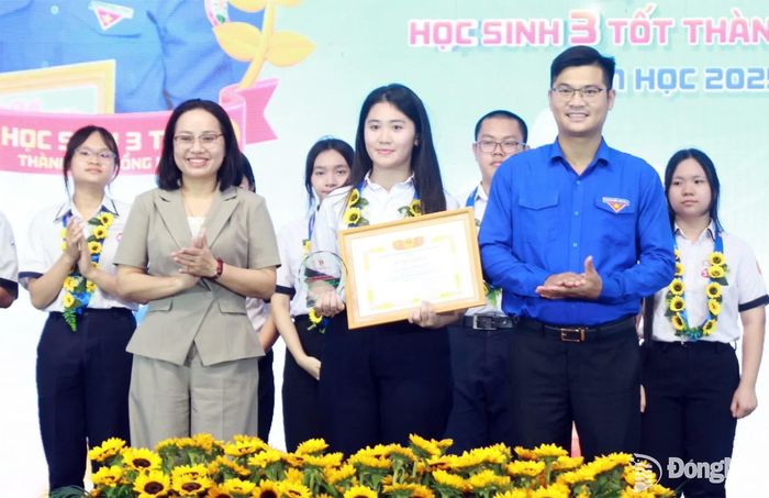 Đại diện Thành đoàn, Sở Giáo dục và Đào tạo trao bằng khen, biểu trưng cho cá nhân đạt danh hiệu Học sinh 3 tốt. Ảnh: Nga Sơn