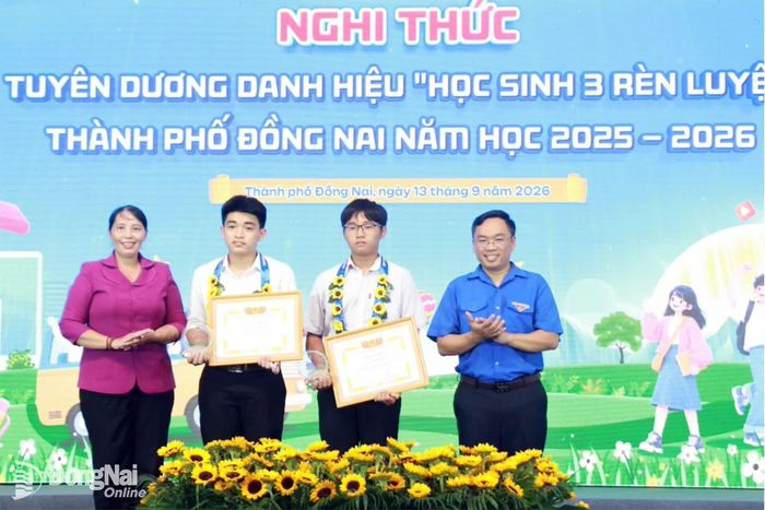 Thành ủy viên, Phó Trưởng ban Tuyên giáo và Dân vận Thành ủy Lê Thị Thái và Thành ủy viên, Phó Chủ tịch Ủy ban MTTQ Việt Nam thành phố, Bí thư Thành đoàn Nguyễn Minh Kiên trao bằng khen, biểu trưng cho cá nhân đạt danh hiệu Học sinh 3 rèn luyện. Ảnh: Nga Sơn