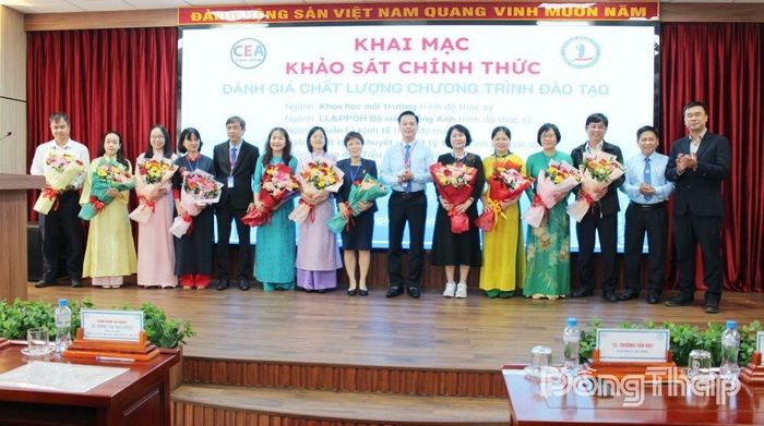 Lãnh đạo Trường Đại học Đồng Tháp tặng hoa cho các thành viên Đoàn đánh giá ngoài.
