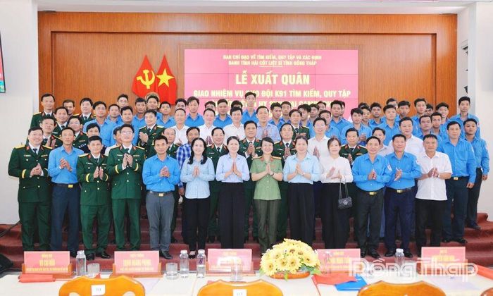 Đại biểu chụp ảnh lưu niệm cùng cán bộ, chiến sĩ Đội K91 trước khi lên đường làm nhiệm vụ.
