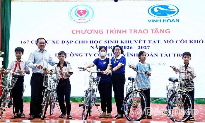 Trao xe đạp cho học sinh có hoàn cảnh khó khăn tại khu vực Cao Lãnh.