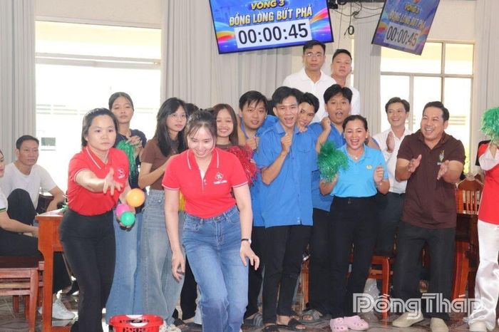 Các đội phối hợp, thể hiện tinh thần đoàn kết trong vòng thi “Đồng lòng bứt phá”.