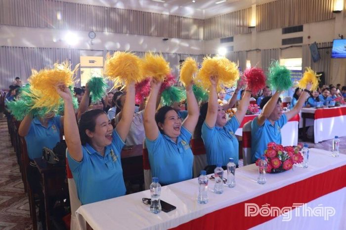 Đoàn viên, người lao động cổ vũ nhiệt tình, góp phần tạo không khí sôi nổi cho Gameshow “Tan ca kết nối”.