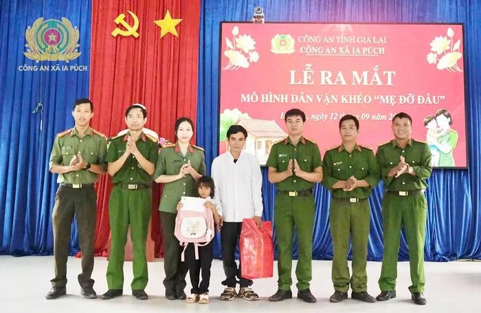 Công an xã Ia Púch nhận đỡ đầu em Kpuih Súi. Ảnh: Diệu Huyền