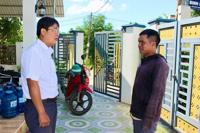 Ông Ngô Thanh Phong (bên trái) - Chủ tịch Hội Cựu chiến binh xã Đak Pơ trao đổi với hội viên Đinh Văn Anhúi về phát triển kinh tế gia đình. Ảnh: M.C