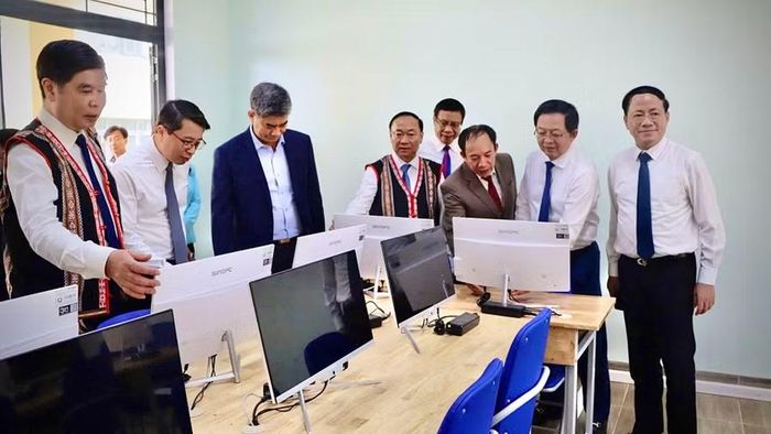 Phó Thủ tướng Chính phủ Hồ Quốc Dũng và lãnh đạo tỉnh Gia Lai trực tiếp tham quan điều kiện cơ sở vật chất tại Trường Phổ thông nội trú Tiểu học và THCS Ia Púch trong ngày khai giảng 5-9-2026. Ảnh: M.P
