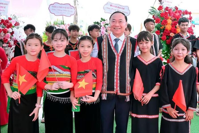 Ủy viên Ban Chấp hành Trung ương Đảng, Bí thư Tỉnh ủy Thái Đại Ngọc và các em học sinh Trường Phổ thông nội trú Tiểu học và THCS Ia Púch trong ngày khai giảng và khánh thành ngôi trường mới. Ảnh: Đức Thụy