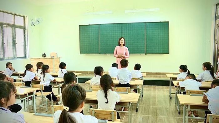 Học sinh Trường Phổ thông nội trú Tiểu học và THCS Ia Púch bước vào buổi học đầu tiên trong ngôi trường mới khang trang, đảm bảo các điều kiện học tập. Ảnh: M.P