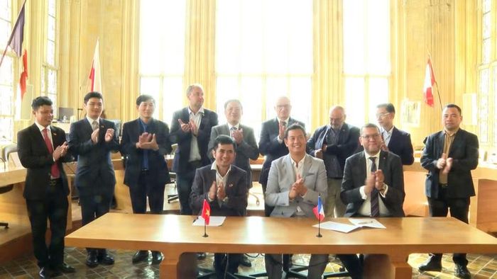  Lãnh đạo hai bên chứng kiến các doanh nghiệp ký kết biên bản ghi nhớ hợp tác đầu tư. Ảnh: Đức Hải 