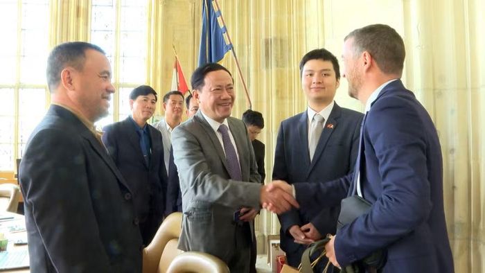  Chủ tịch UBND tỉnh Phạm Anh Tuấn (hàng đầu, thứ 2 từ trái sang) trao đổi với doanh nghiệp tái chế rác thải ở TP. Caen. Ảnh: Đức Hải 
