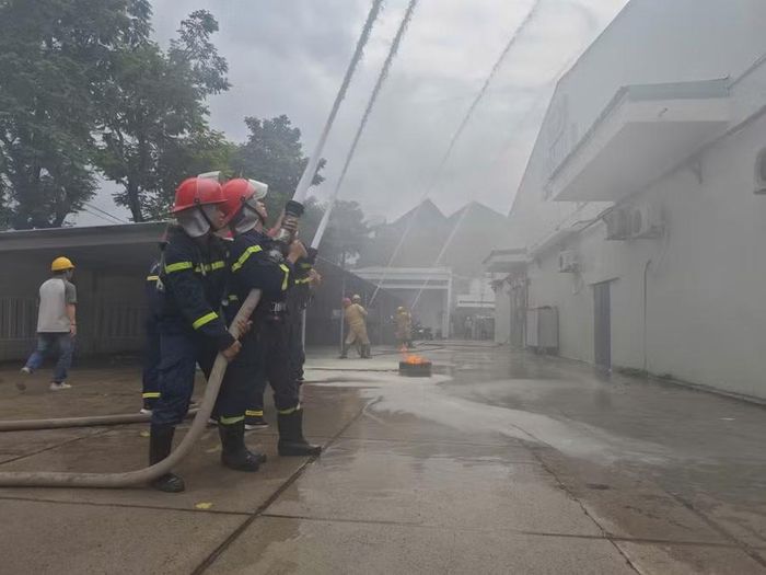  Lực lượng chữa cháy chuyên nghiệp và lực lượng cơ sở sử dụng vòi lăn phun nước dập lửa. Ảnh: ĐVCC 