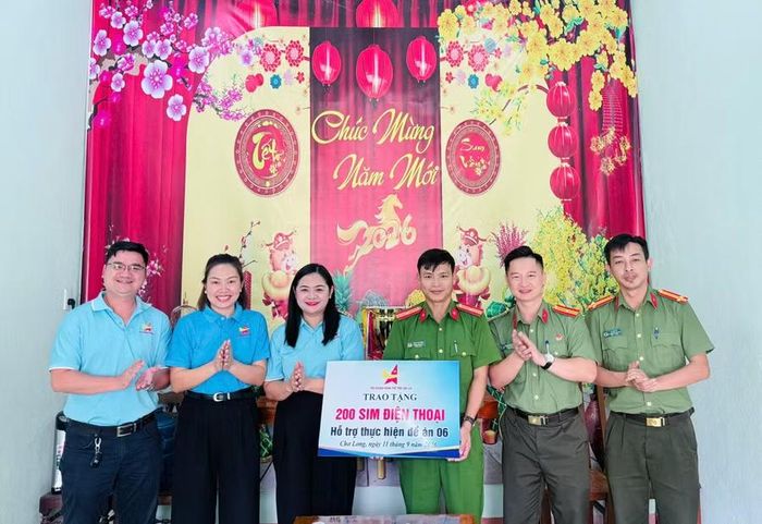 Các đơn vị phối hợp trao tặng sim cho người dân xã Chơ Long. Ảnh: Diệp Tuấn