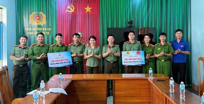 Ban Thanh niên Công an tỉnh Gia Lai trao tặng sim điện thoại cho người dân xã Pờ Tó và Phú Thiện. Ảnh: Diệp Tuấn