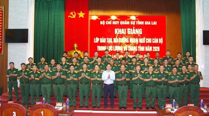  Học viên chụp ảnh lưu niệm với giảng viên Trường Đại học Quy Nhơn. Ảnh: Huy Bắc 