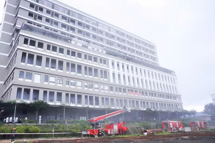 Buổi thực tập nhằm nâng cao khả năng phối hợp giữa lực lượng PCCC cơ sở và Cảnh sát PCCC và CNCH. Ảnh: Ngọc Huân