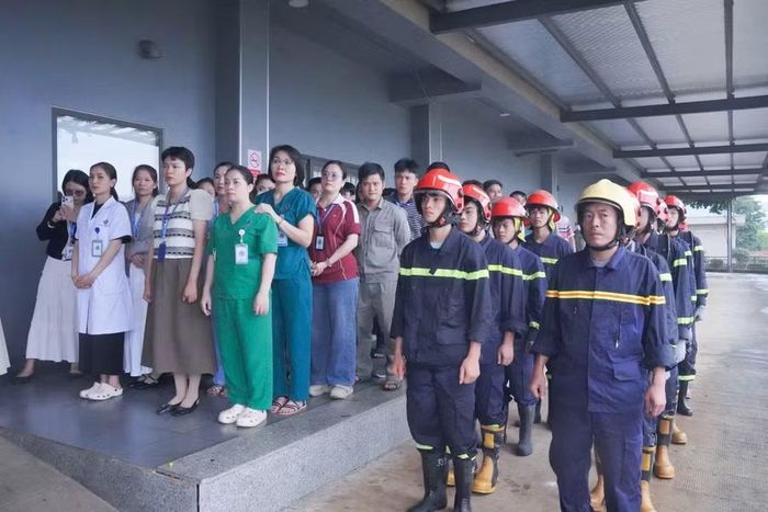 Lực lượng tham gia thực tập thực hiện nhiệm vụ theo tình huống giả định được xây dựng tại Bệnh viện Hùng Vương Gia Lai. Ảnh: ĐVCC