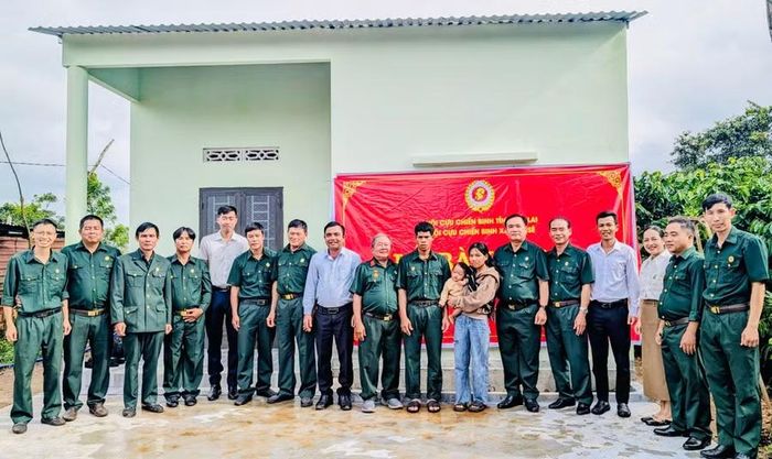 Hội CCB xã Chư Sê bàn giao nhà Nghĩa tình đồng đội cho hội viên khó khăn. Ảnh: ĐVCC