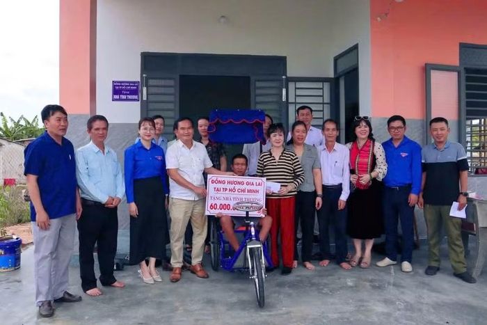  Gia đình anh Nguyễn Văn Bình nhận kinh phí hỗ trợ xây dựng nhà từ các đơn vị. Ảnh: Khoa Đoàn 
