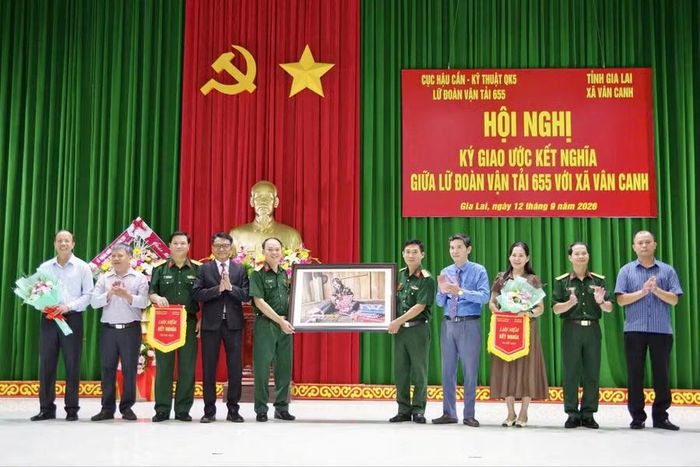 Hai đơn vị sẽ tăng cường phối hợp, hỗ trợ nhau trong thực hiện nhiệm vụ, xây dựng đơn vị và địa phương vững mạnh. Ảnh: Khắc Nhất