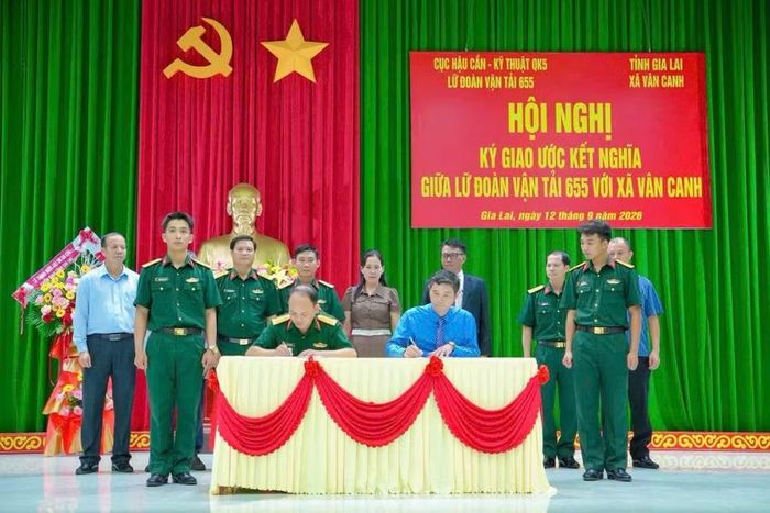 Đại diện Lữ đoàn Vận tải 655 và xã Vân Canh ký kết kế hoạch, chương trình hoạt động kết nghĩa giai đoạn 2026-2030. Ảnh: Khắc Nhất