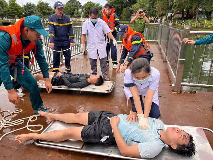  Các lực lượng thực tập sơ cứu cho người bị đuối nước. Ảnh: Văn Giang 