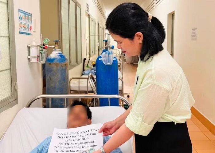 Tổ Công tác xã hội Bệnh viện Đa khoa Gia Lai hỗ trợ chi phí điều trị cho bệnh nhân A. (xã Đak Đoa). Ảnh: Như Nguyện