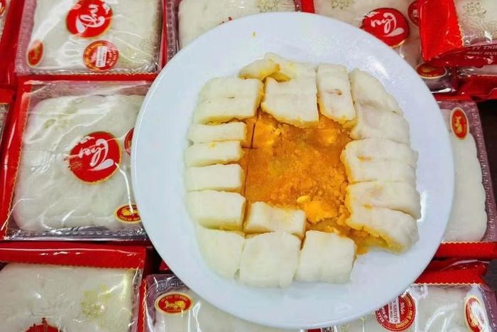  Bánh dẻo nhân sen nhuyễn và 4 trứng được ép dẹt rồi cắt thành từng miếng nhỏ. Ảnh: Đỗ Trang/Dân Trí 