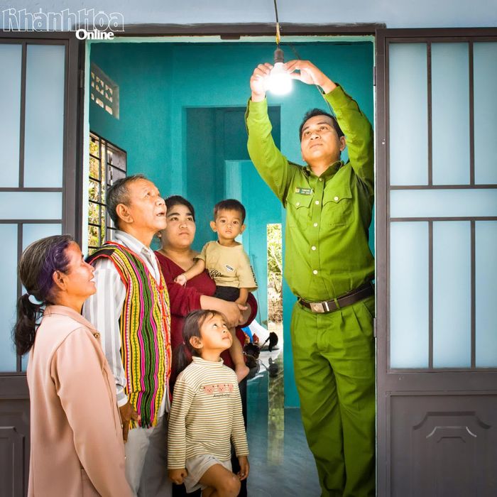 Ánh đèn sáng lên cũng là lúc một hành trình mới bình yên, no ấm bắt đầu trong căn nhà của gia đình ông Cao Văn Định và bà Ca Thị Ven. Ảnh: NGUYỄN VĂN ĐÔNG