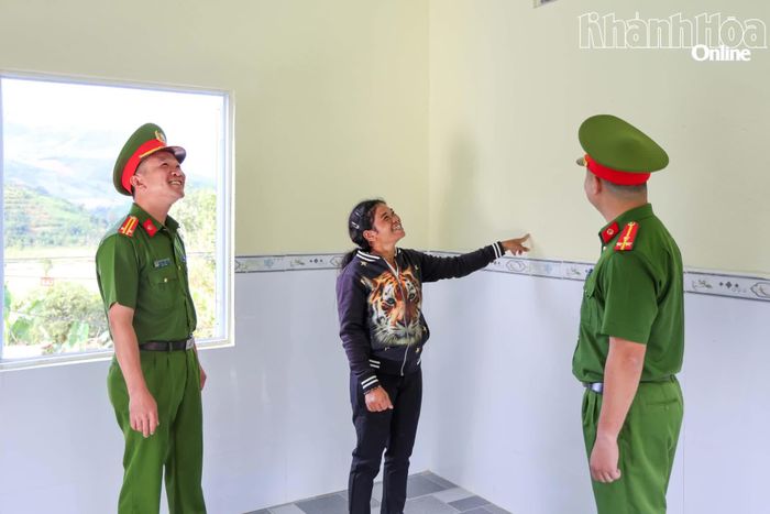 Niềm vui của bà Nguyễn Thị Thu (phường Ba Ngòi) trong ngày nhận căn nhà mới.