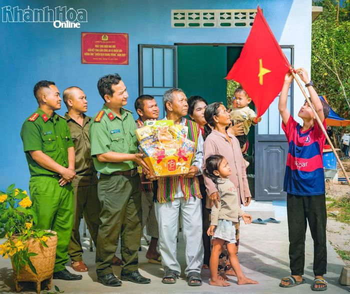 Khi những mái ấm mới được bàn giao cũng là lúc cuộc sống của nhiều gia đình vùng lũ từng bước trở về nhịp sống bình yên.