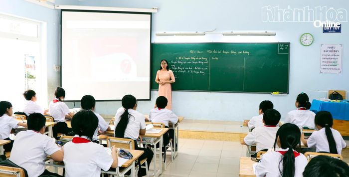 Giáo viên Trường THCS Nha Trang Phân hiệu Yersin trình chiếu sách điện tử để học sinh học tại lớp.
