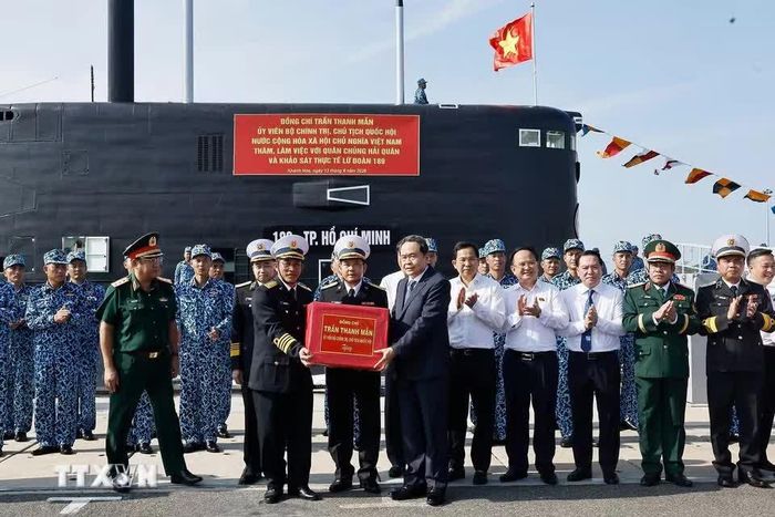 Chủ tịch Quốc hội Trần Thanh Mẫn tặng quà cho thủy thủ Quân chủng Hải quân, Lữ đoàn Tàu ngầm 189. (Ảnh: Doãn Tấn/TTXVN)