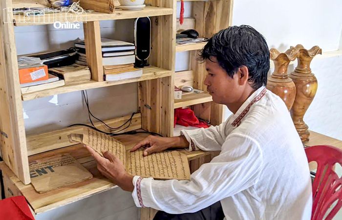 Ông Bá Văn Quyến nghiên cứu, chuyển ngữ bài hát nhạc lễ của chức sắc Kadhar.