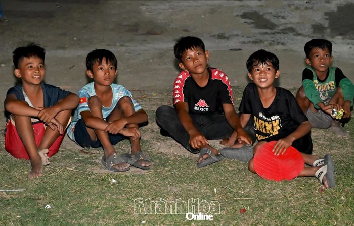 Nét mặt đầy hào hứng của trẻ em thôn Trà Nô khi xem phim.