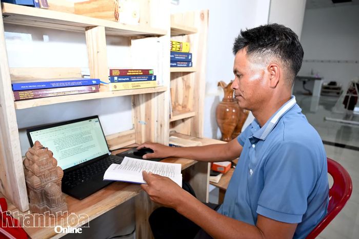 Ông Quyến thực hiện chuyển ngữ một kịch bản phim.