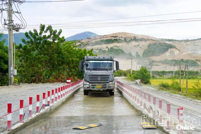 Xe chở đá đi qua võng tràn sẽ rửa sạch bụi và đất đá dính ở bánh xe, đảm bảo vệ sinh môi trường.