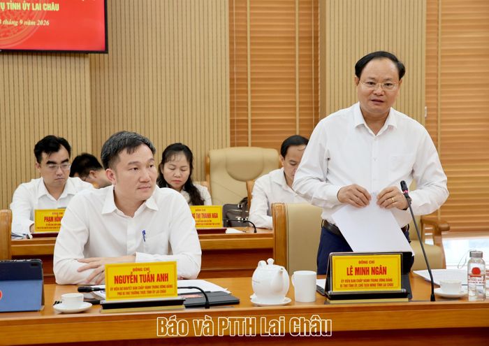 Đồng chí Lê Minh Ngân - Bí thư Tỉnh ủy, Chủ tịch HĐND tỉnh phát biểu tại hội nghị. 