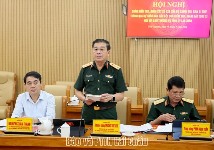 Thượng tướng Trương Thiên Tô - Phó Chủ nhiệm Tổng cục Chính trị Quân đội nhân dân Việt Nam, Phó Trưởng Đoàn Kiểm tra, giám sát phát biểu tại hội nghị. 