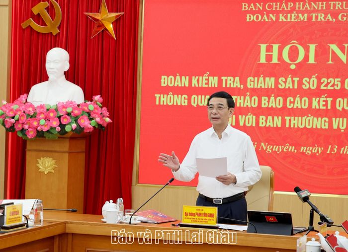 Đồng chí Đại tướng Phan Văn Giang - Phó Thủ tướng Chính phủ, Bộ trưởng Bộ Quốc phòng, Trưởng Đoàn Kiểm tra, giám sát số 225 phát biểu kết luận hội nghị. 
