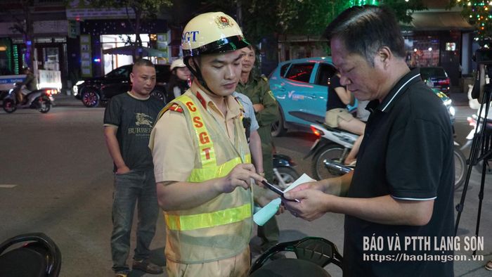 Lực lượng Cảnh sát giao thông kiểm tra giấy tờ xe người dân đỗ sai quy định