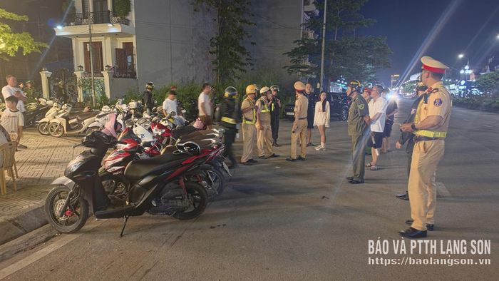 Lực lượng chức năng ra quân kiểm tra xử lý vi phạm tại khu Phú Lộc 2, phường Kỳ Lừa