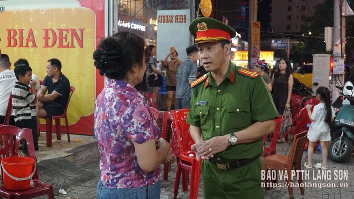Lãnh đạo công an phường Đông Kinh tuyên truyền chủ hộ kinh doanh chấp hành quy định, không lấn chiếm vỉa hè lòng đường trong kinh doanh