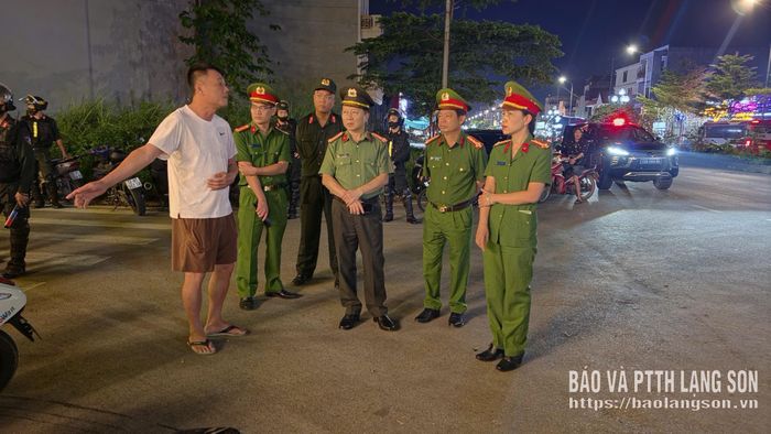 Lãnh đạo Công an tỉnh kiểm tra việc các hộ kinh doanh chấp hành quy định, không lấn chiếm vỉa hè lòng đường để kinh doanh
