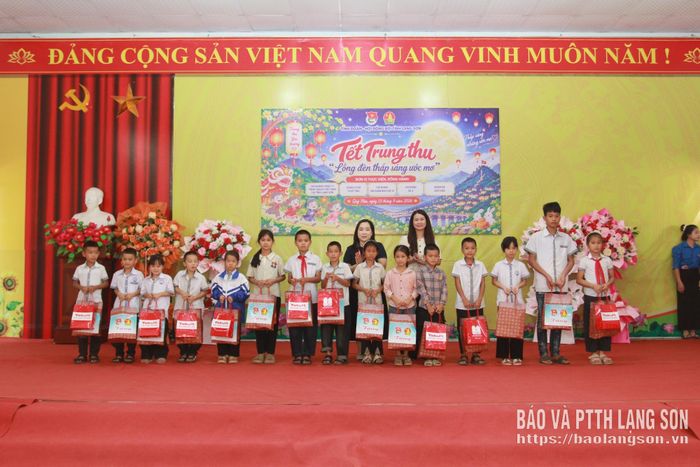 Ban tổ chức trao quà cho học sinh có hoàn cảnh khó khăn