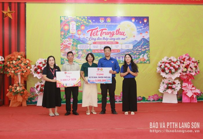 Các đơn vị đồng hành trao biển tặng sữa và thư viện cho Trường Phổ thông Dân tộc bán trú Tiểu học và THCS Quý Hòa
