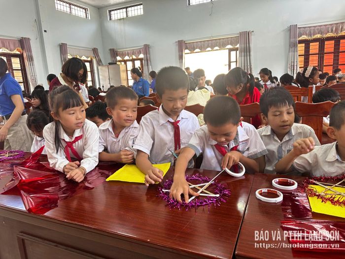 Các em thiếu nhi thi trang trí đèn ông sao