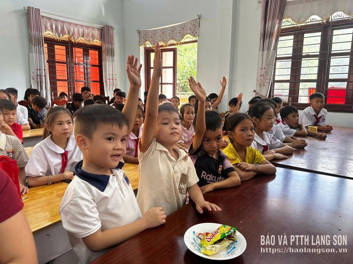 Các em thiếu nhi chơi trò chơi