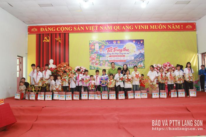 Ban tổ chức trao quà cho học sinh bán trú 