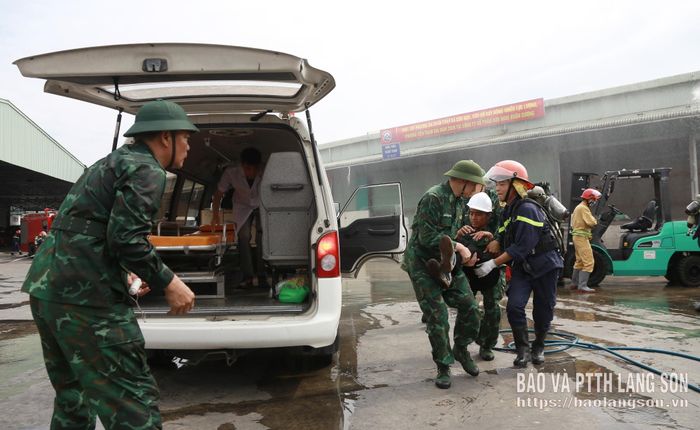 Các lực lượng triển khai CNCH theo tình huống giả định tại buổi tổng duyệt